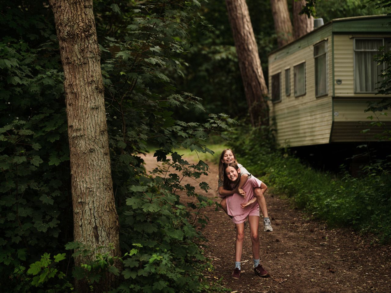 Nightfall at the Campsite: Photographer Captures Eerie Transformation