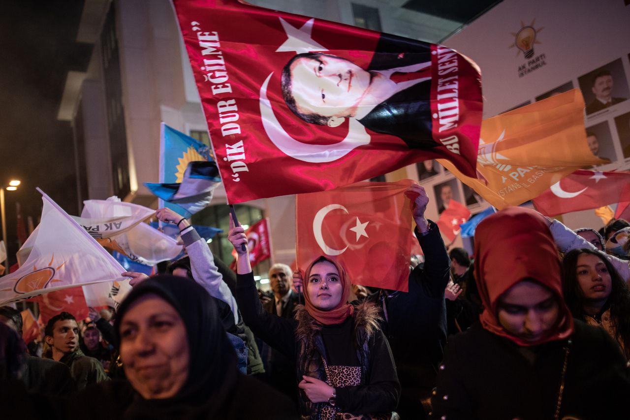 Aanhangers van de AK-partij tijdens de spannende verkiezingsavond in Istanbul