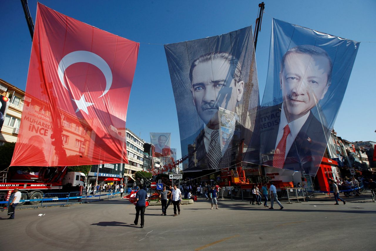 Spandoeken van Erdogan en Ataturk, de grondlegger van de Turkse republiek, in Yalova, een stad aan de Zee van Marmara