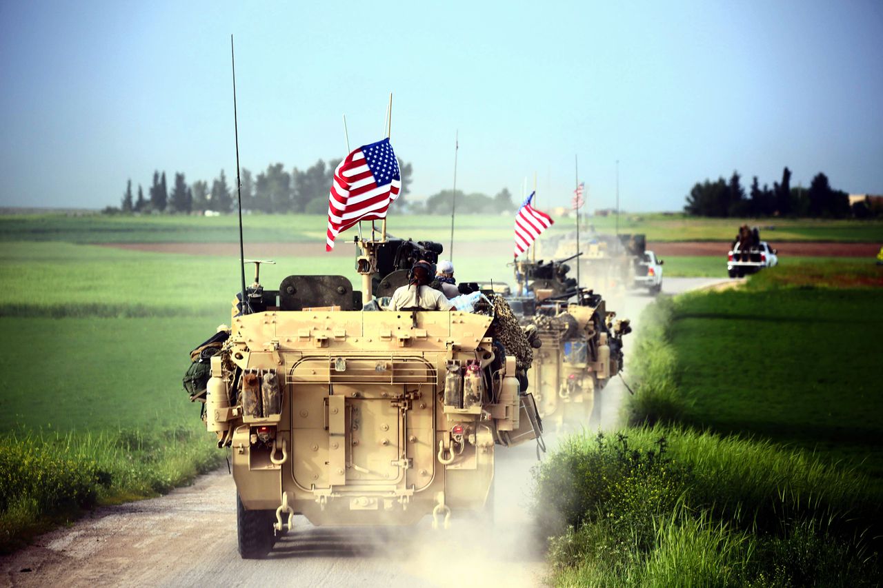Amerikaanse militaire voertuigen samen met eenheden van de YPG in het noorden van Syrië in april 2017.
