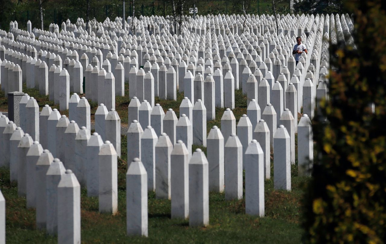 Grafstenen bij het herinneringscentrum Potocari, nabij Srebrenica, waar in 1995 zo'n achtduizend moslimmannen en -jongens zijn vermoord door het Servische leger.