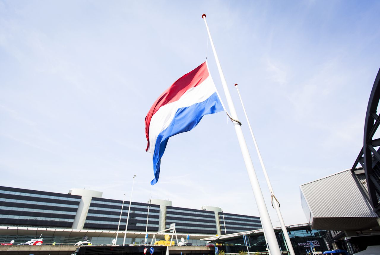 De vlag hangt halfstok bij Schiphol, een dag na de crash.