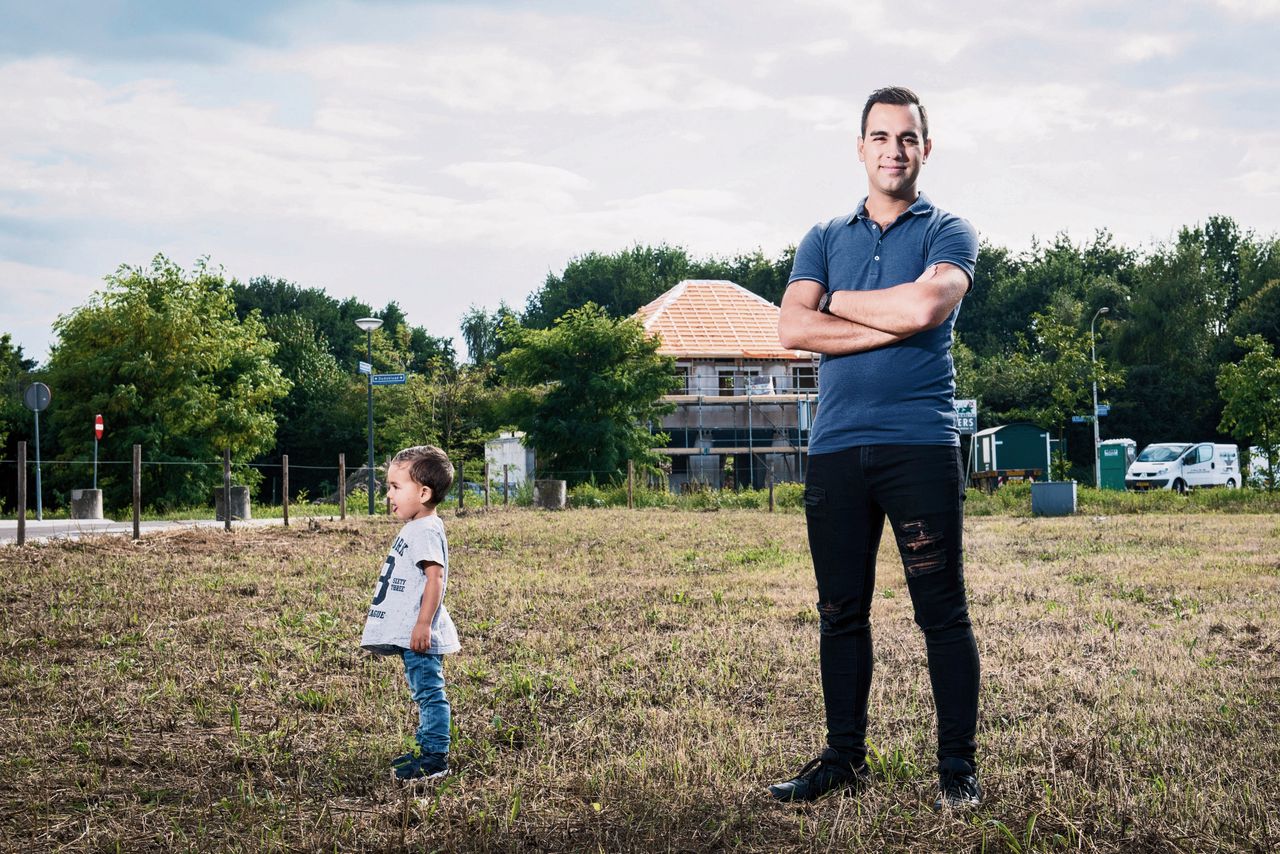 Volkan Öztas (30) in nieuwbouwwijk Vijverberg in Doetinchem, de plek waar zijn toekomstige woning zal komen te staan.