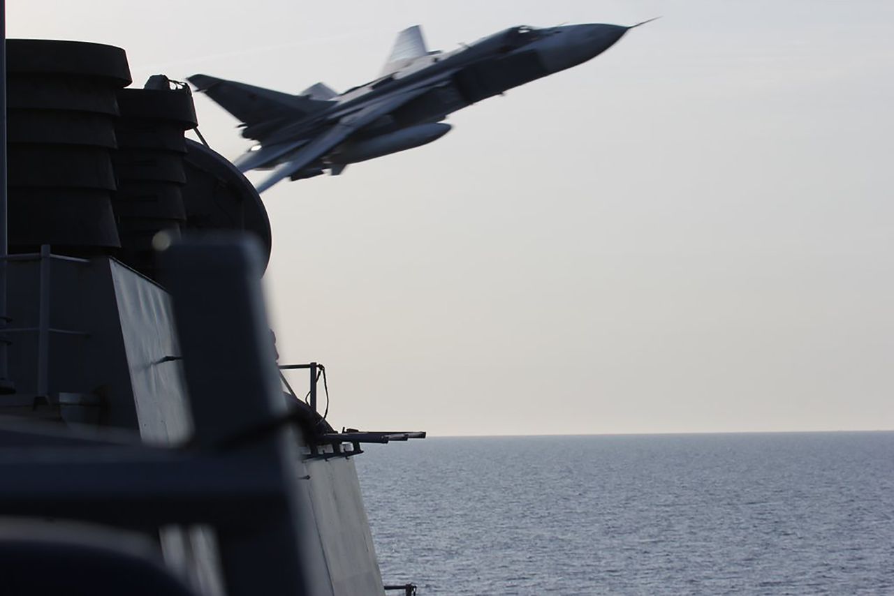 Op een foto van de Amerikaanse marine is te zien hoe een Russische straaljager vlak langs een Amerikaans oorlogsschip vliegt.