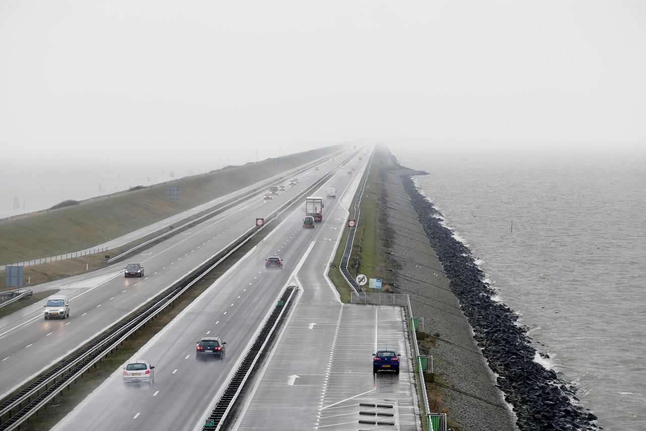 De Afsluitdijk, tussen Waddenzee en IJsselmeer, is met 32,5 kilometer de op één na langste dam ter wereld.
