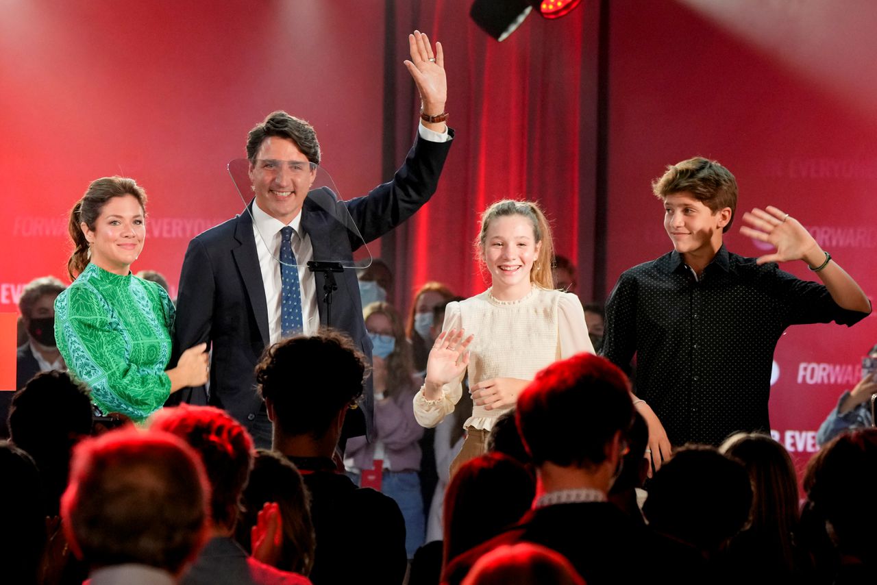 De Canadese premier Justin Trudeau met zijn vrouw Sophie Grégoire en twee van hun drie kinderen, maandagavond tijdens een verkiezingsbijeenkomst in Montreal.