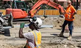 Bouwvakkers aan het werk in de zon in Amsterdam – onder meer in de hoofdstad geldt vanaf woensdag code oranje. 