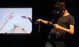 Door een VR-bril op te zetten, kruipt kunstenaar Simon Senn in het geanimeerde lijf in de NoorderZomerProgramma-voorstelling ‘Live stream Arielle F’.