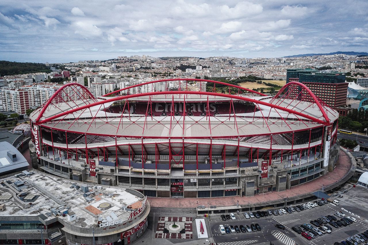 De stadions in Lissabon waar de Champions League wordt beslist: Estádio da Luz (boven), thuishaven van Benfica, en het Jose Alvalade-stadion van Sporting.