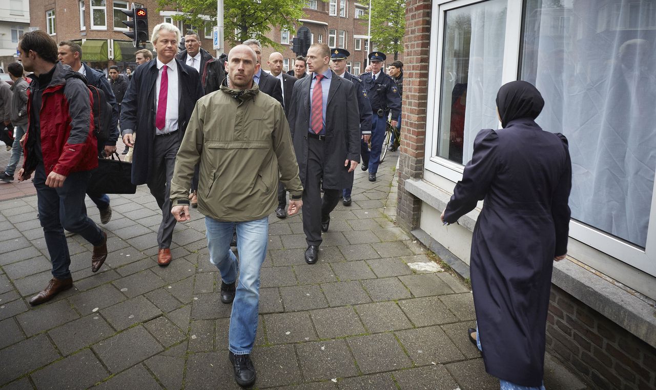 Mei 2013: Geert Wilders en een media-karavaan trekken door de Schilderswijk naar aanleiding van een stuk van Perdiep Ramesar, die schreef over de 'shariadriehoek', een gedeelte van de wijk waar radicale moslims de dienst zouden uitmaken op straat. Het stuk is vandaag ingetrokken door Trouw.