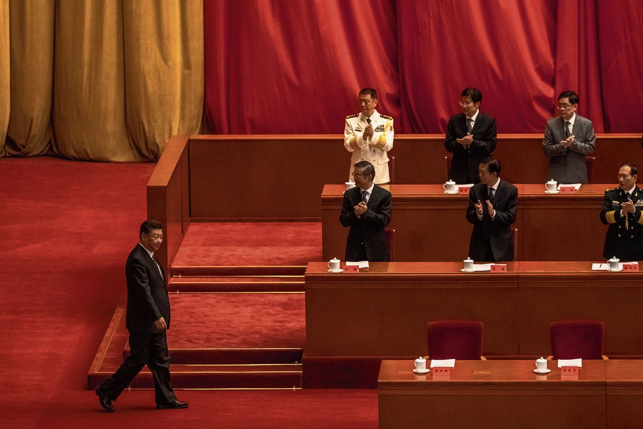 De Chinese President Xi Jinping wordt onthaald bij een herdenking van de Koreaoorlog, vorige week, in Beijing.
