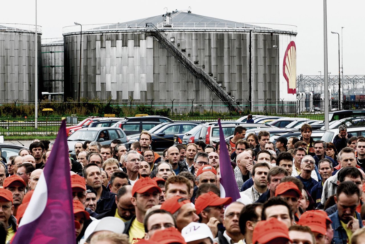 Werknemers van diverse Shell-vestigingen verzamelden zich in 2005 bij het hoofdgebouw van Shell in Pernis, toen het bedrijf niet inging op een ultimatum in een conflict over de pensioenregeling.