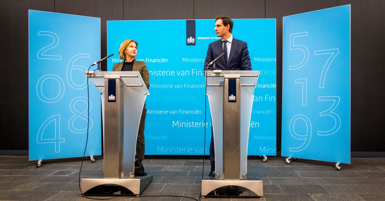 Minister Wopke Hoekstra van Financien en minister van Infrastructuur en Waterstaat Cora van Nieuwenhuizen tijdens een persconferentie op 26 februari 2019.