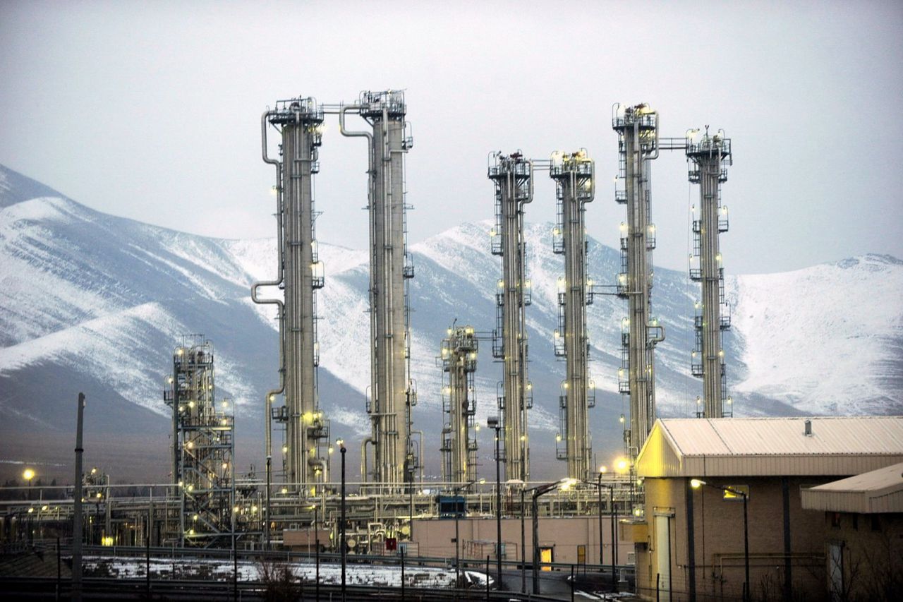 Een reactor in de Iraanse stad Arak. Teheran heeft meer lichtverrijkt uranium en zwaar water dan is toegestaan volgens het internationaal akkoord.