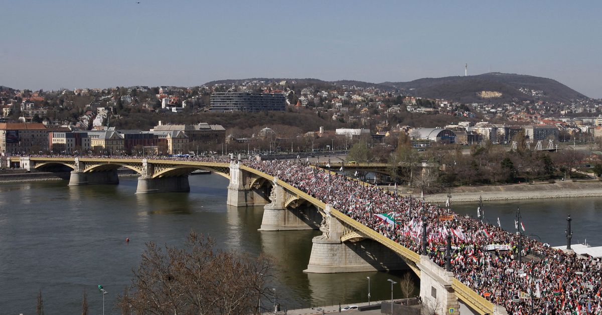 In gescheiden marsen gaan Hongaren de straat op, voor de helden van 1848 én voor de politieke rivalen Viktor Orbán en Peter Magyar