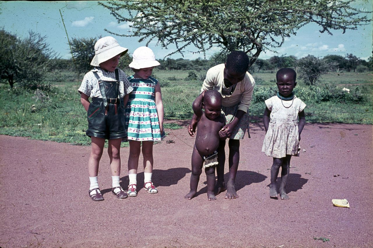 Marianne Thamm en haar broer (links) kort na de emigratie naar Zuid-Afrika.