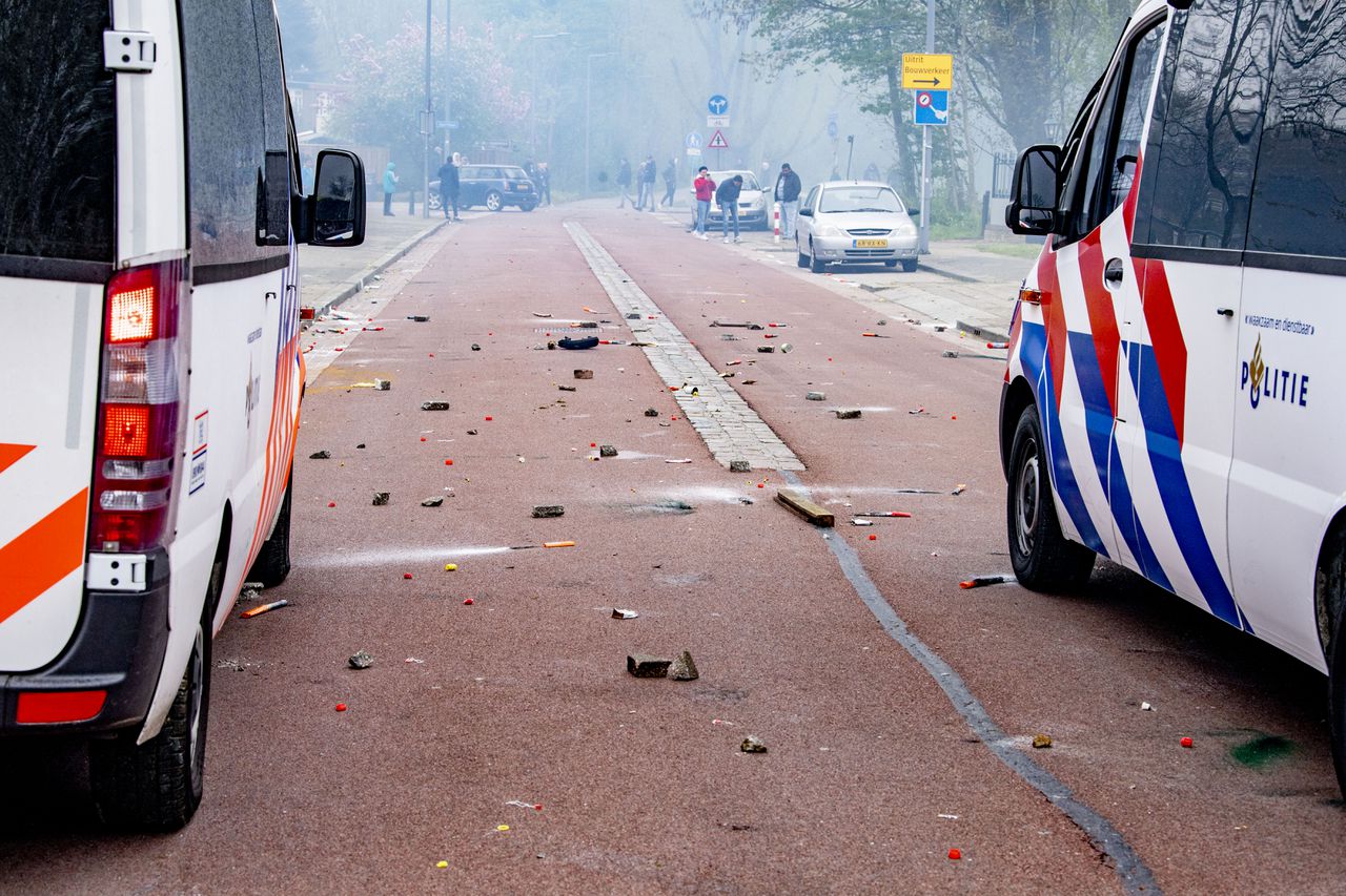 Feyenoord-fans bekogelen de politie met vuurwerk en stenen op zaterdag. De fans hadden zich verzameld bij het trainingsveld om hun spelers toe te zingen, voorafgaand aan de laatste training in aanloop naar de Klassieker tussen Feyenoord en Ajax op zondag.