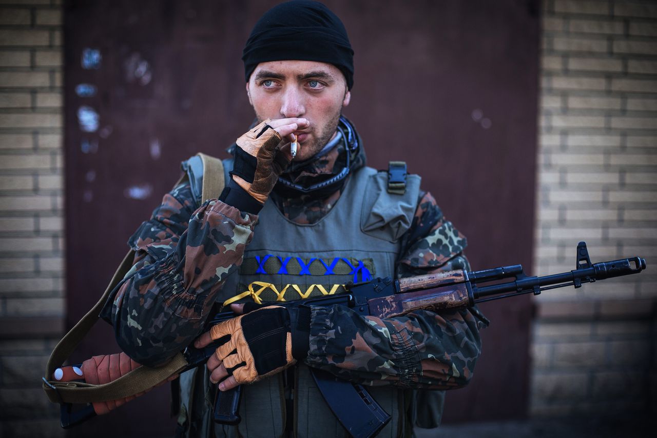 Een Oekraïense soldaat rookt een sigaretje terwijl hij op de uitkijk staat in Volnovaha, 60 kilometer van Donetsk.