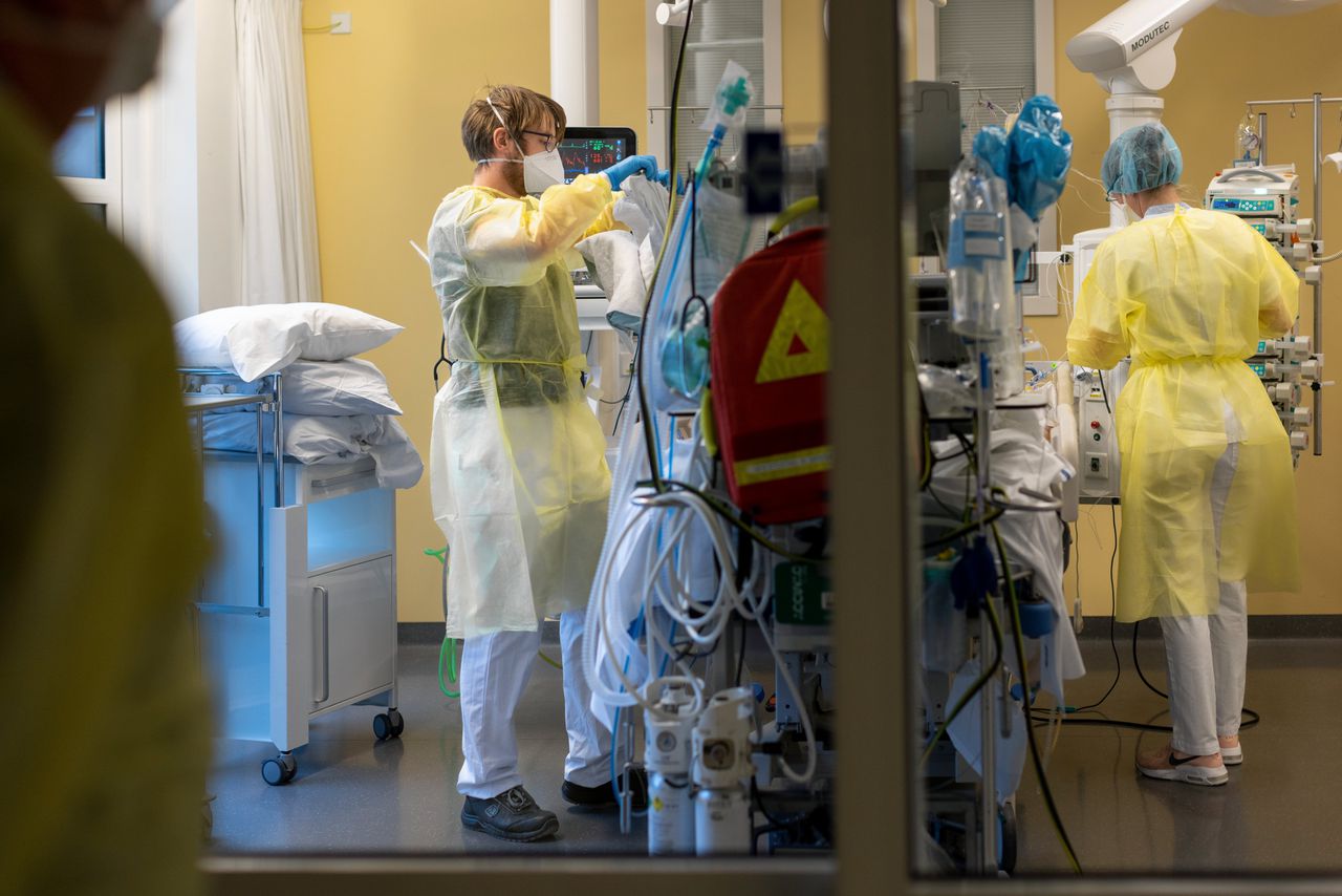 Personeel van het UMC Utrecht maakt een CT-scan van een covidpatiënt, eind 2021. Onderzoekers van dit ziekenhuis hebben nu voor het eerst een hersenonsteking aangetoond in twee mensen met long covid.