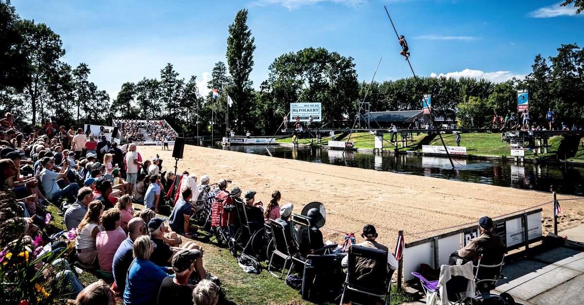 Twee Friese vrienden strijden om de verste sprong bij het NK Fierljeppen: ‘Dit is fan in oare planee