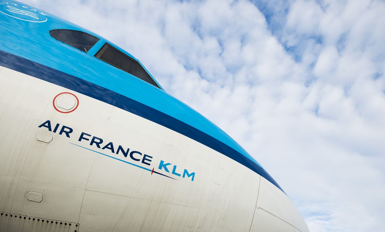 Logo van Air France-KLM op een toestel van KLM op Schiphol.
