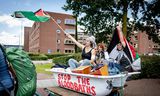 In the afternoon, activists lifted bathtubs onto carts and dismantled barriers at Wageningen University.