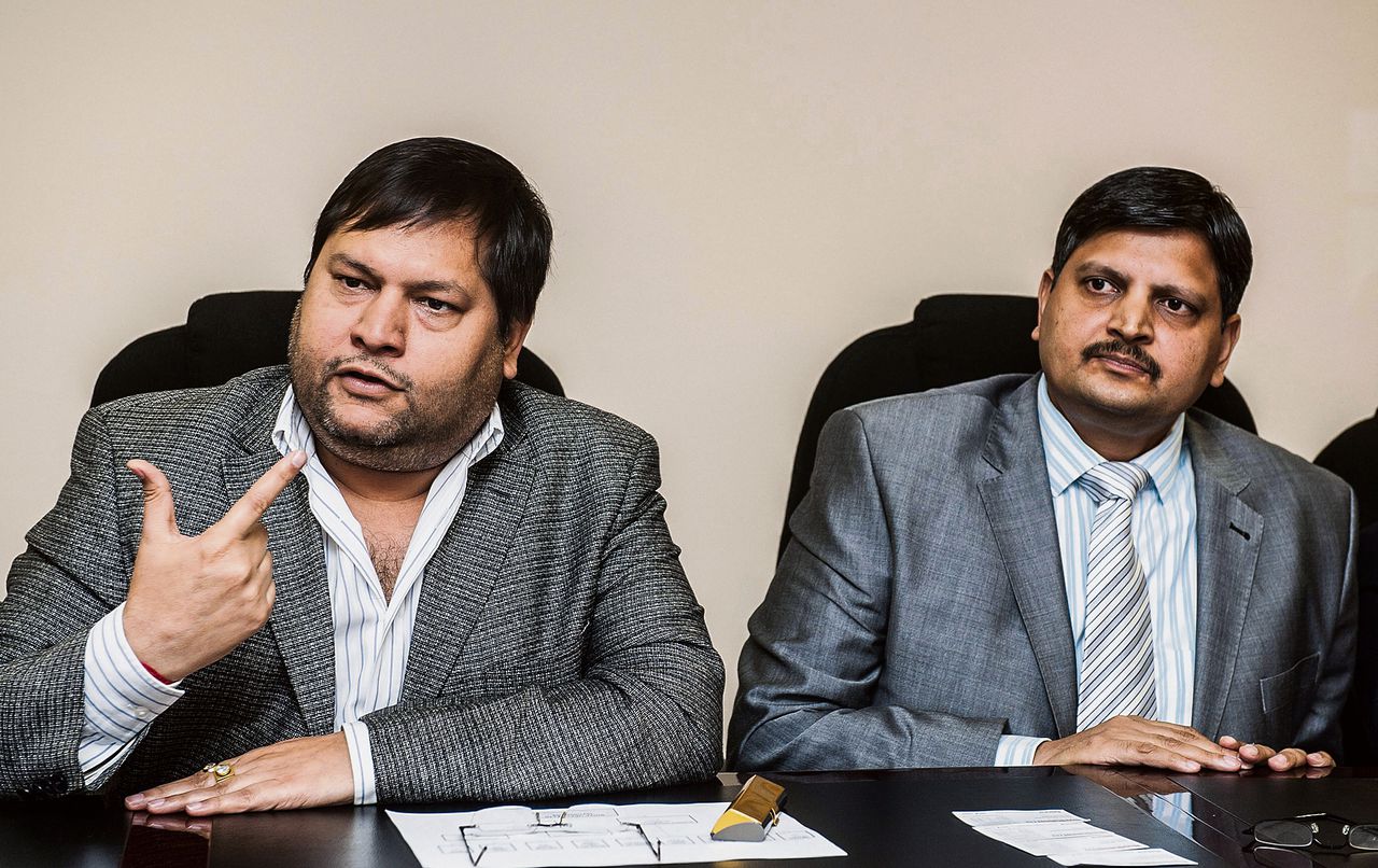 De Indiase zakenman Ajay Gupta (rechts) en jongere broer Atul tijdens een interview begin maart in Johannesburg.Foto Martin Rhodes/Gallo Images