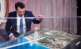 Matteo Salvini toonde vorige maand op televisie een model van de brug die Sicilië met het Italiaanse vasteland moet gaan verbinden. 