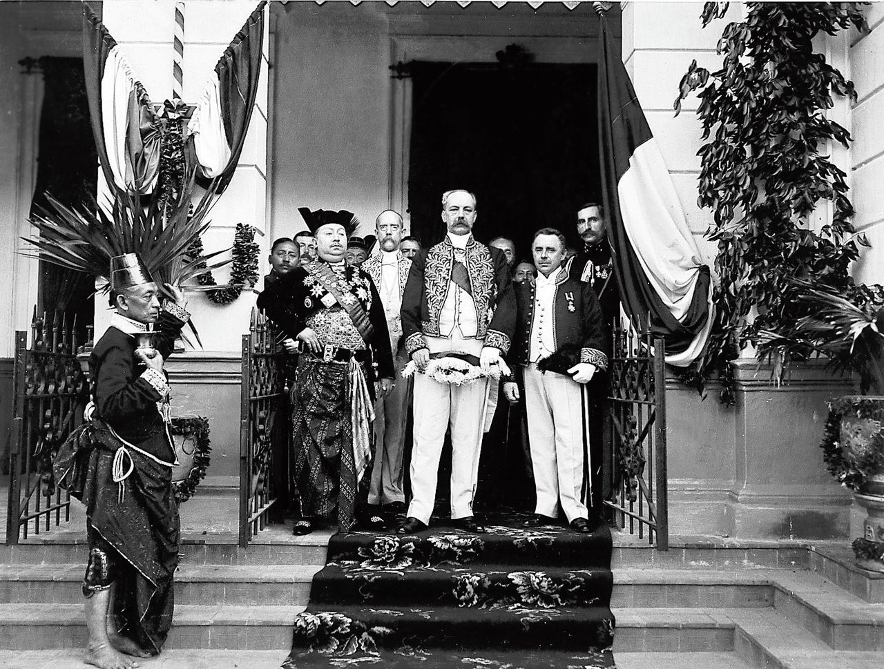 Gouverneur-generaal Idenburg in 1915 op bezoek bij de Soesoehoenan van Solo Pakoe Boewono X, vorst van Soerakarta (links van hem)