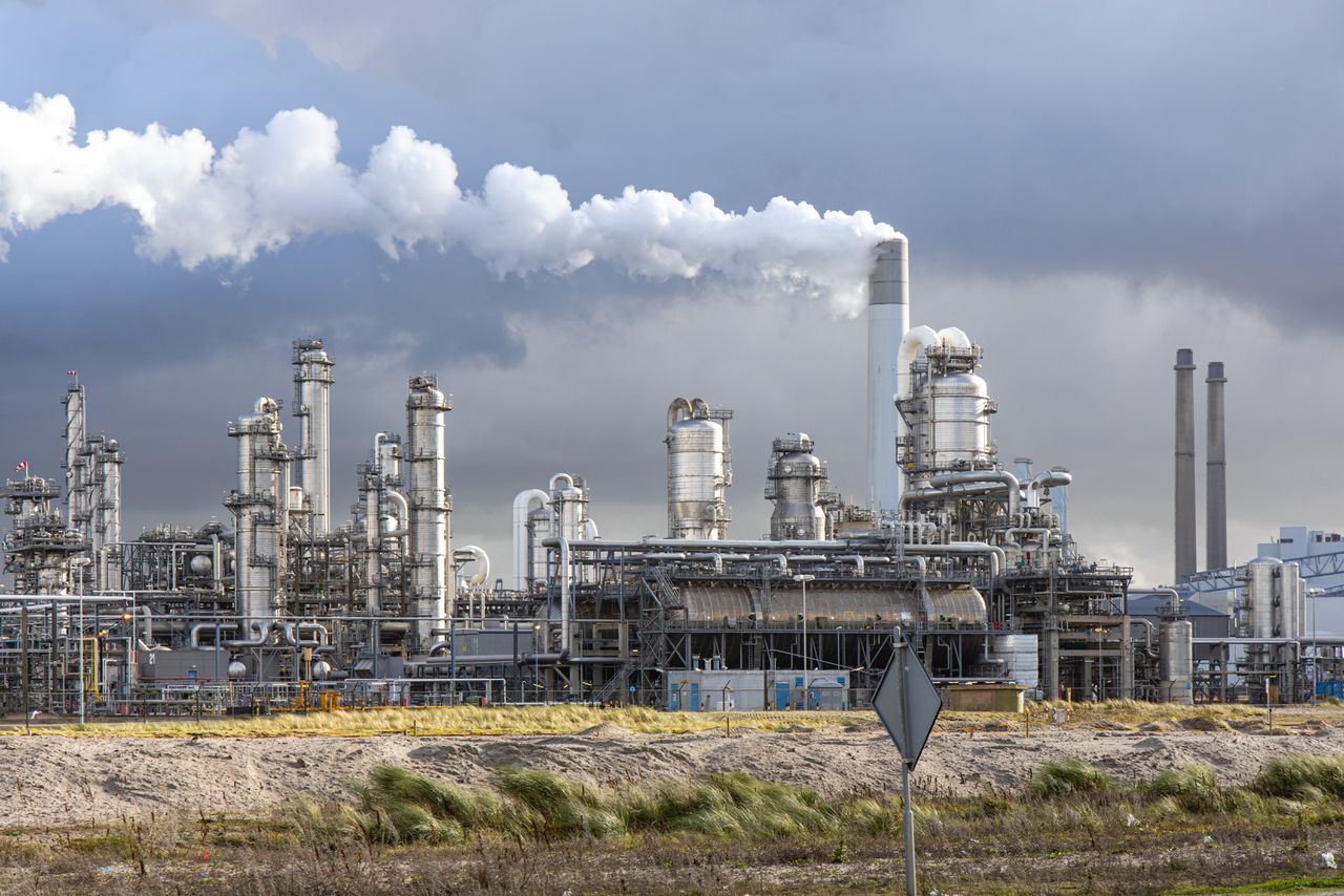 De Uniper energiecentrale op de Maasvlakte, met op de voorgrond het complex van Lyondell Chemie Nederland dat gaat sluiten.