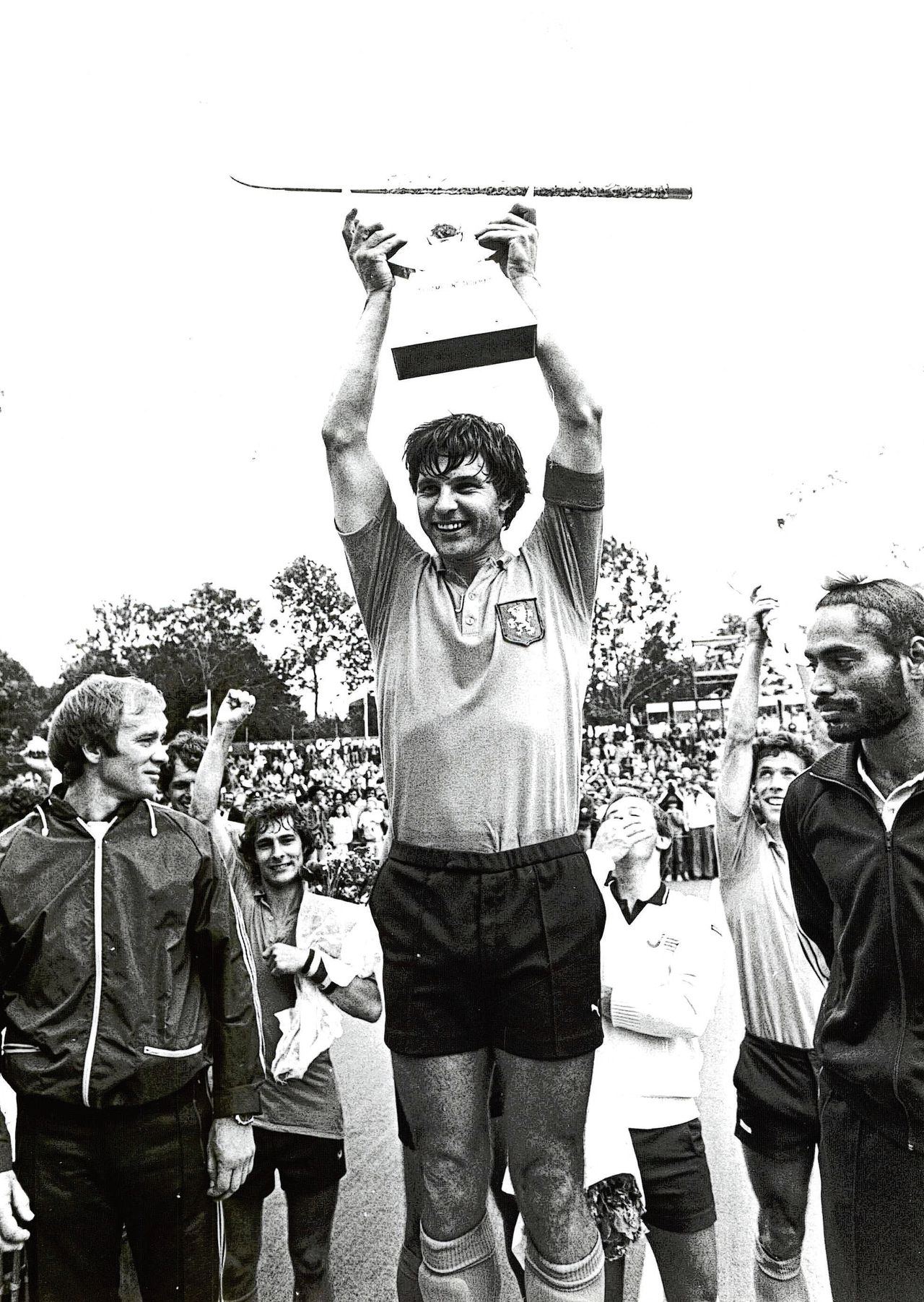 Ties Kruize houdt de trofee omhoog na de winst van de Champions Trophy in 1982, in het Wagener Stadion in Amstelveen.