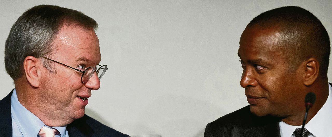 President-commissaris van Google Eric Schmidt en juridisch directeurDavid Carl Drummond tijdens een hoorzitting over het vergeetrecht in Madrid op 9 september.Foto AP