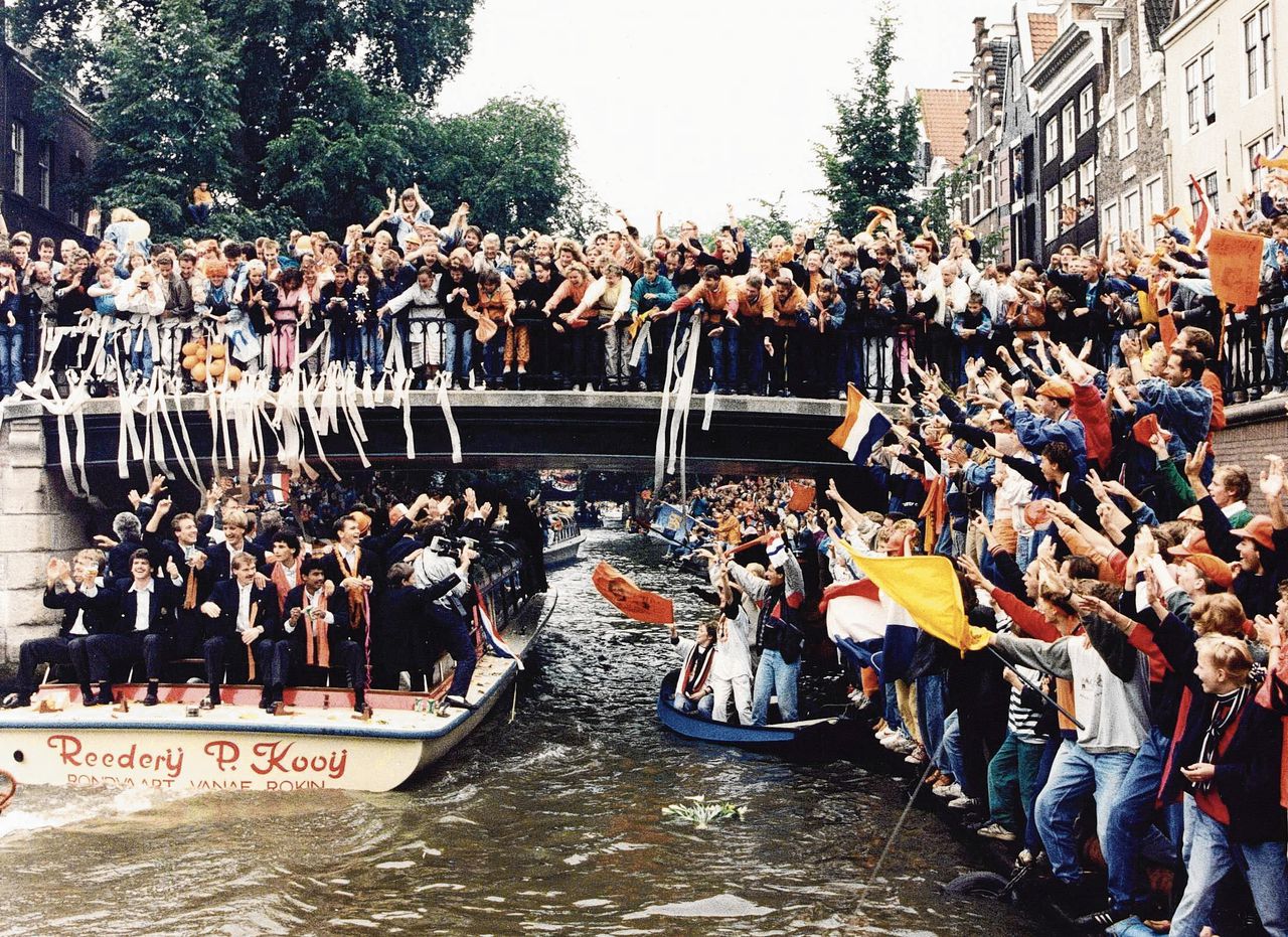 Spelersrondvaart na EK ’88: Nederland viert de nieuwbakken status van kampioen.