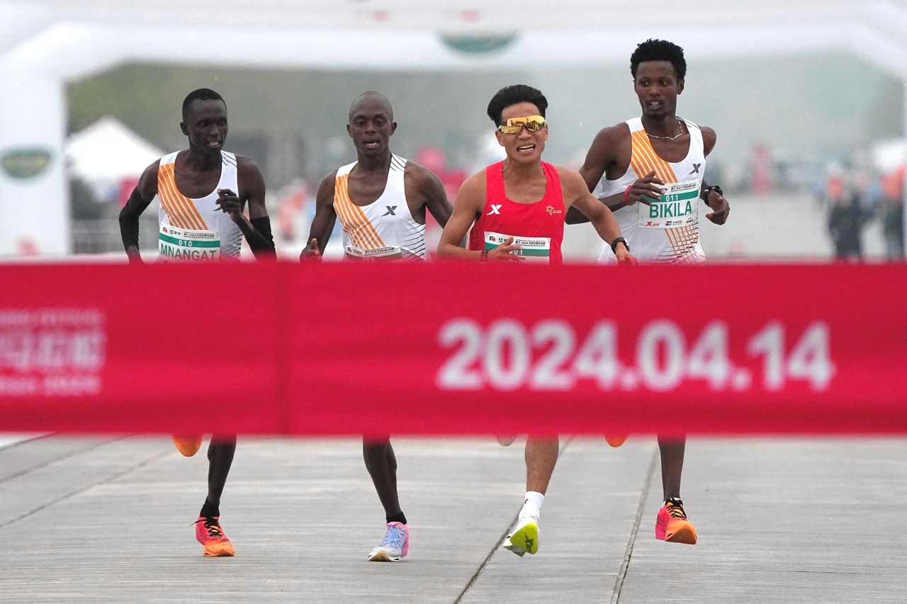 Chinese recordhouder moet medaille inleveren na vreemde taferelen vlak voor de eindstreep van marathon Peking 