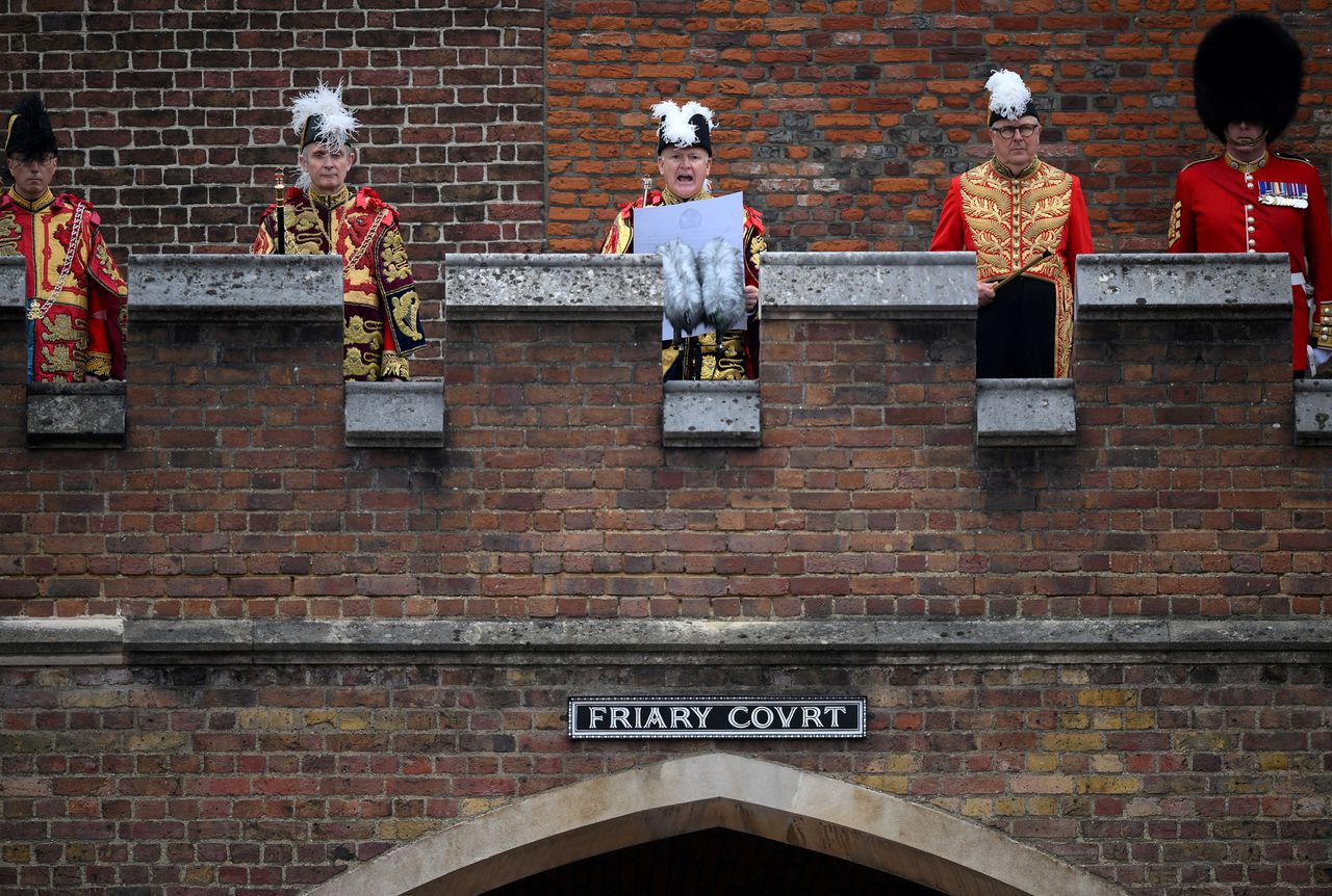 Een vertegenwoordiger van de zogeheten Principal King of Arms leest de proclamatie voor op het balkon van St James's Palace in Londen.