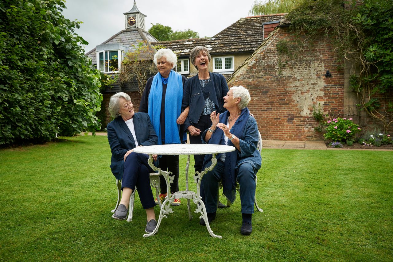 ‘Tea with the Dames’, een onderonsje tussen acteerlegendes (vanaf links) Maggie Smith, Joan Plowright, Aileen Atkins en Judi Dench.