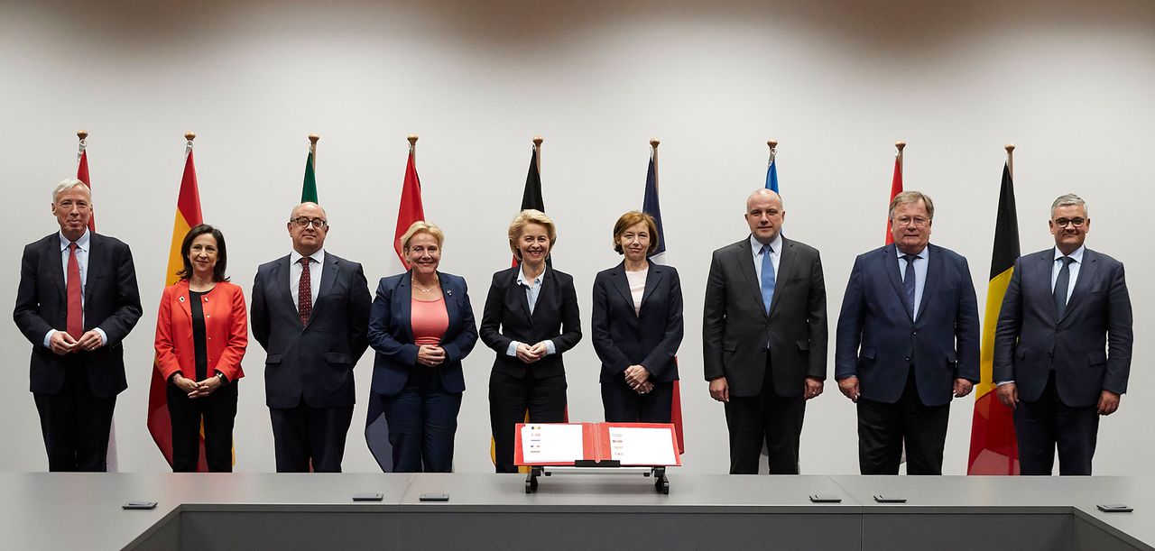 De ministers van Defensie van de negen Europese landen die gezamenlijk een nieuw defensie-initiatief hebben opgezet. De Nederlandse minister Ank Bijleveld staat vierde van links.