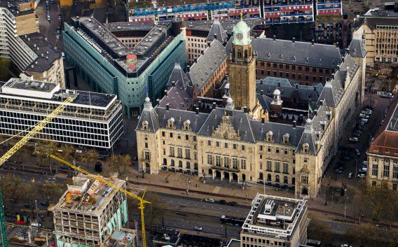 Luchtfoto van het stadhuis aan de Coolsingel in het centrum van Rotterdam.