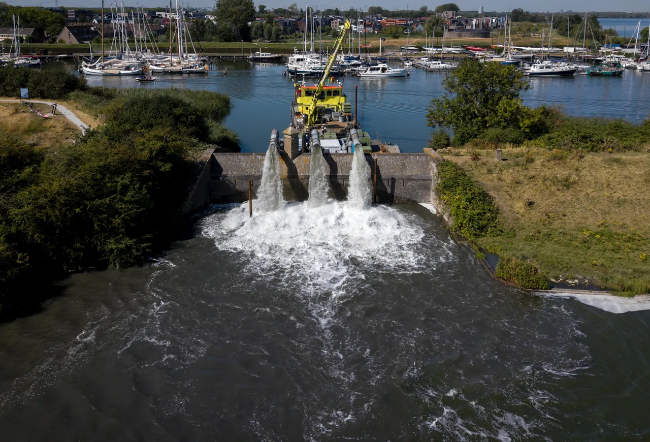 Image for De huidige strategie om Nederland te beschermen tegen het water is niet langer houdbaar. Wat moet er volgens de Deltacommissaris gebeuren?
