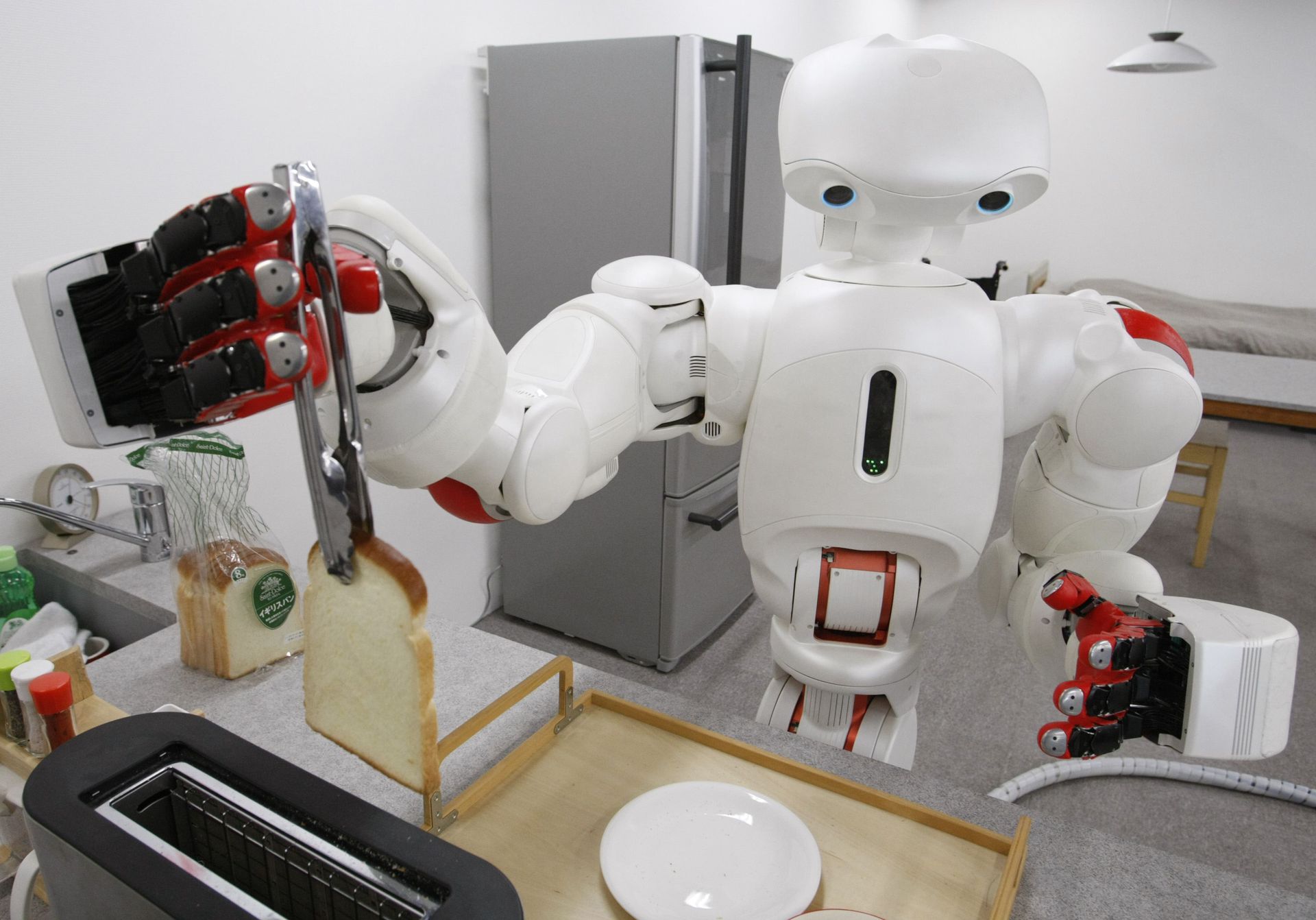 Роботы помощники в быту. Бытовые роботы. Домашние роботы помощники. Бытовые роботы роботы. Бытовая робототехника.