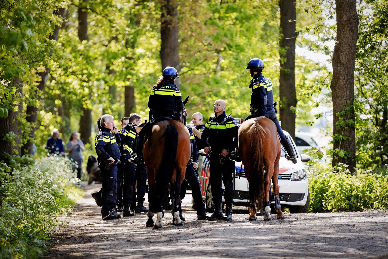 Politie te paard bij de door activisten bezette varkenshouderij.