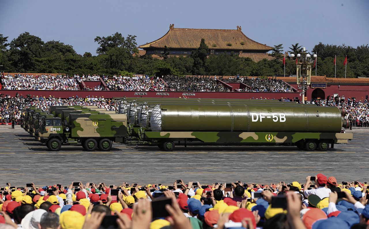 DF-5B kernraketten tijdens een parade in Beijing in 2015.