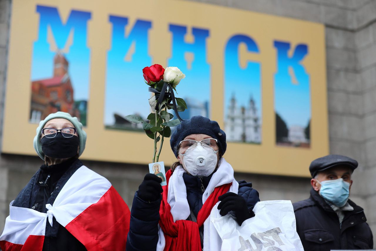 Gepensioneerde Wit-Russen demonstreren in Minsk tegen het regime van Loekasjenko.