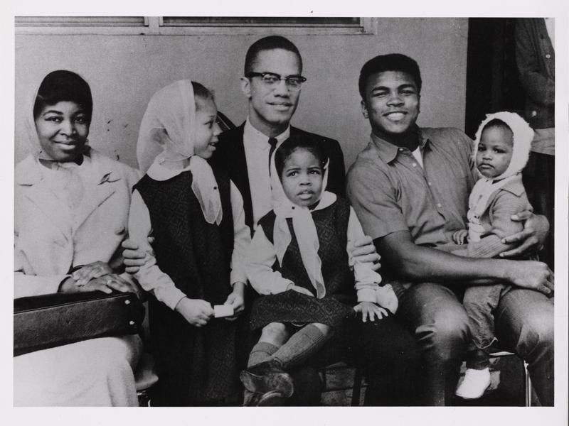 Het gezin van Malcolm X op vakantie bij Muhammad Ali in Miami, januari 1964. Vlnr. echtgenote Betty Shabazz en de kinderen Attalah (5), Qubilah (3) en Ilyasa (1).