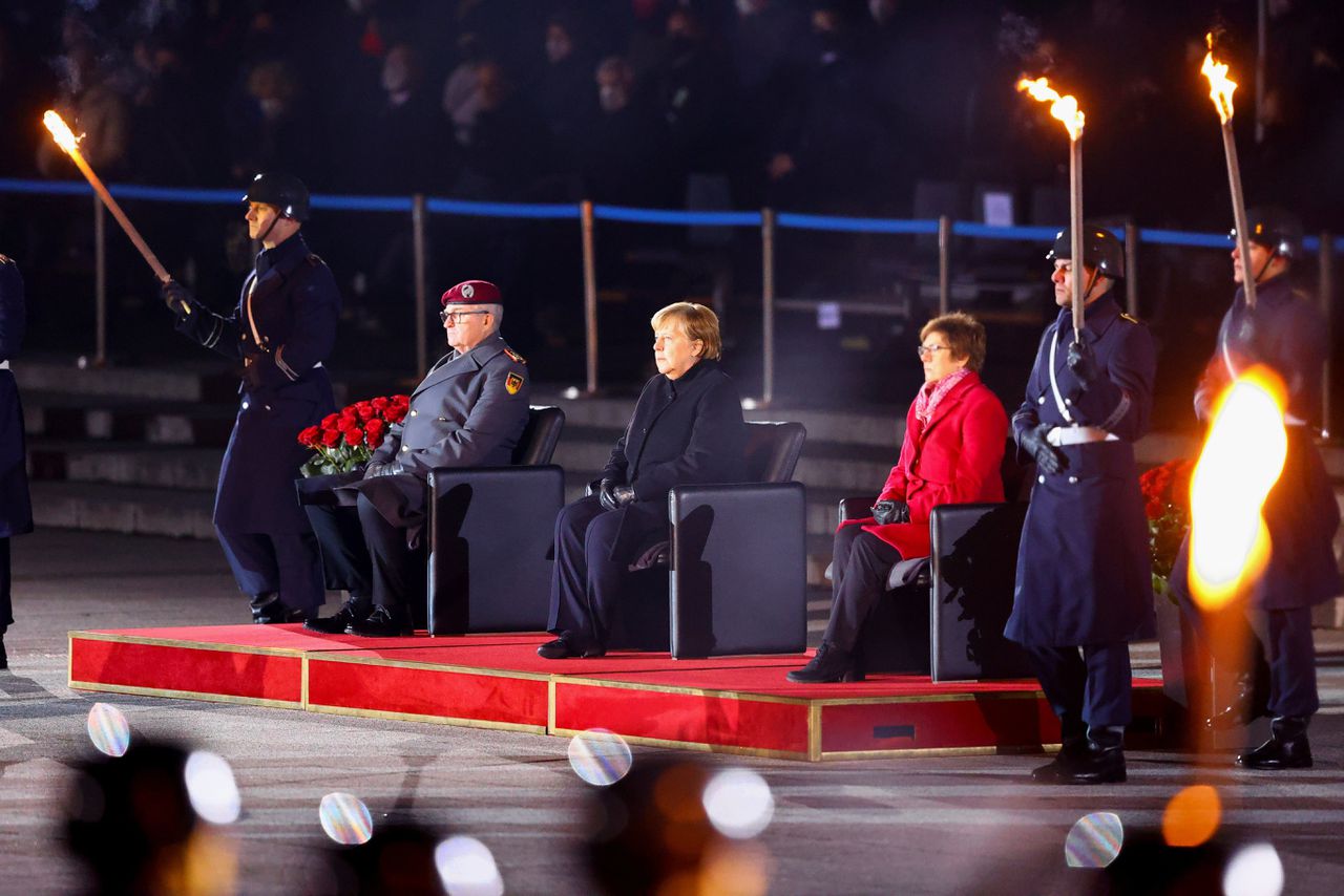 Angela Merkel tijdens de grote taptoe van de Bundeswehr, bij het ministerie van Defensie in Berlijn.