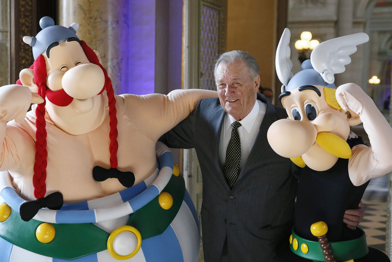 Albert Uderzo met zijn stripfiguren Asterix en Obelix in 2015.