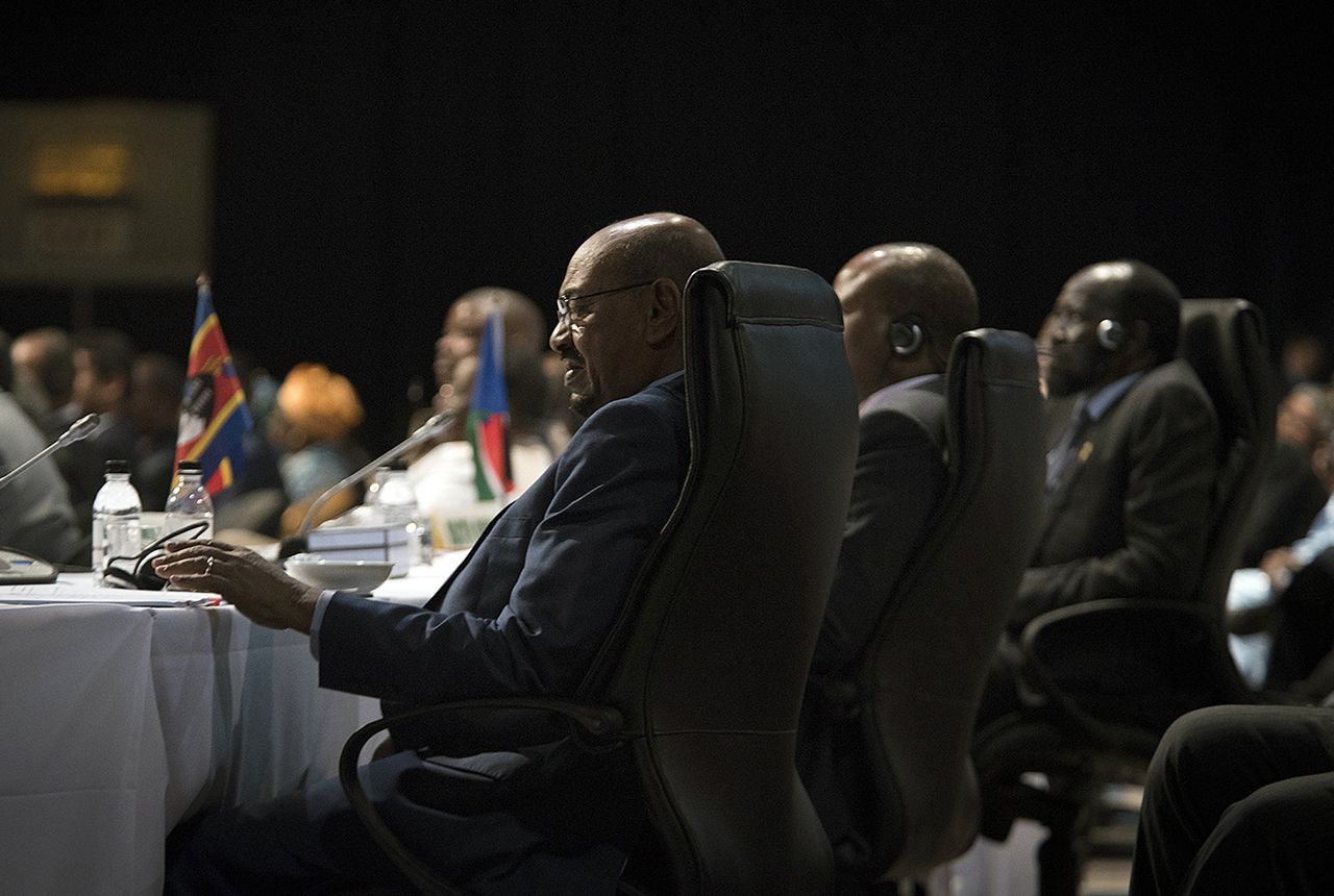 De Soedanese president Omar al-Bashir tijdens de openingsceremonie van de top van de Afrikaanse Unie, gisteren in Johannesburg.