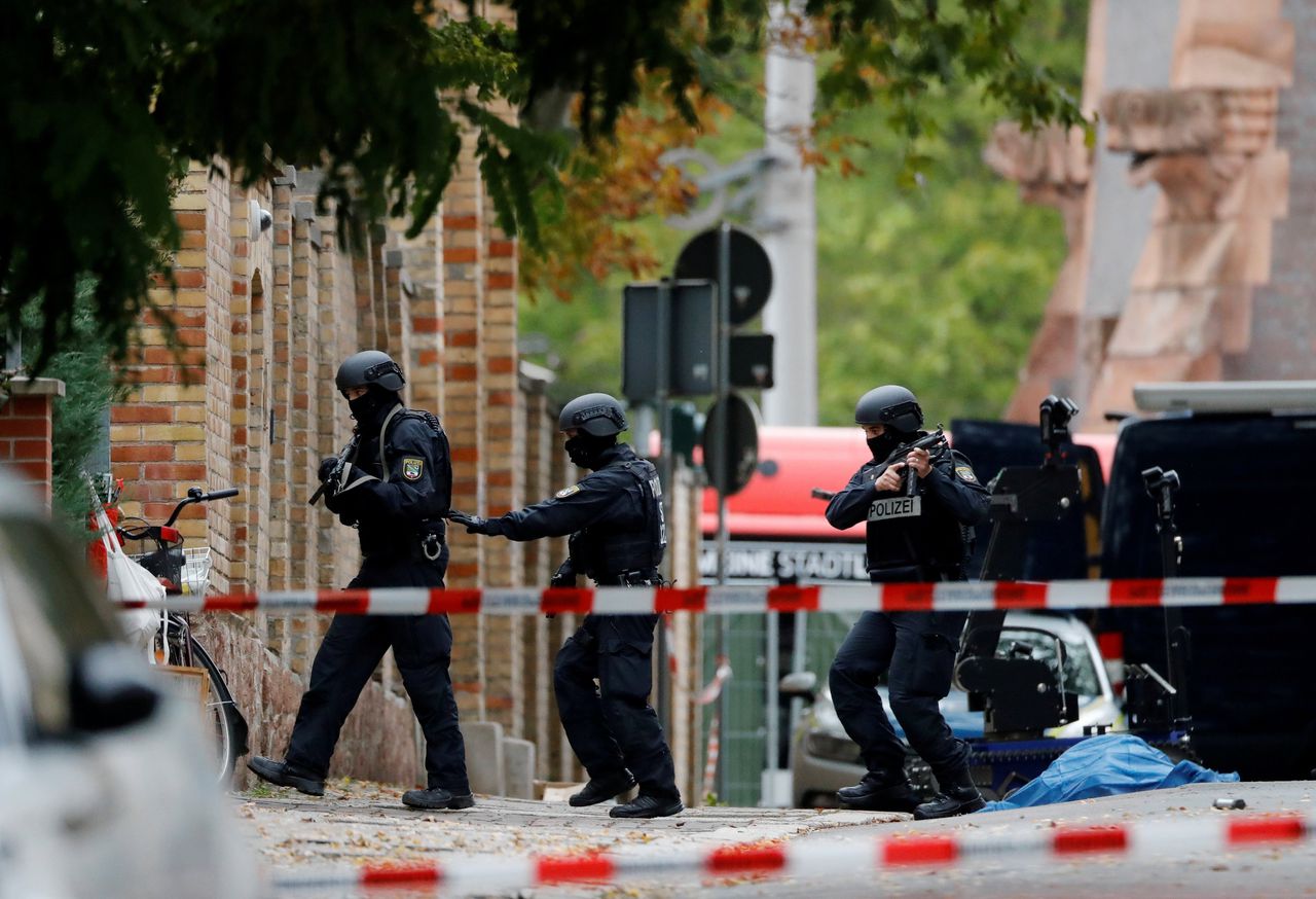 Zwaarbewapende veiligheidsagenten op klopjacht in Halle, in het oosten van Duitsland, waar woensdag twee doden vielen bij een dubbele aanslag.