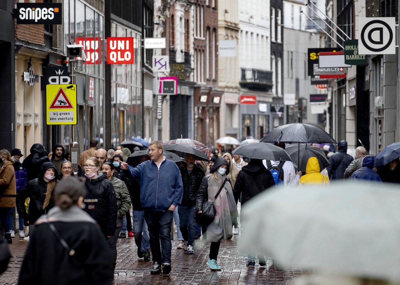 Winkelende mensen in de Amsterdam. Kledingwinkels moeten ten opzichte van hun inkomsten relatief veel belastingschulden terugbetalen.