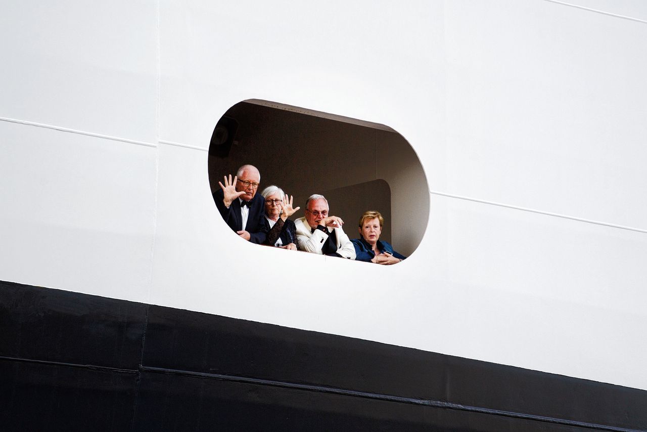 De Koningsdam, een cruiseschip van de Holland Amerika Lijn verlaat Rotterdam, mei 2016